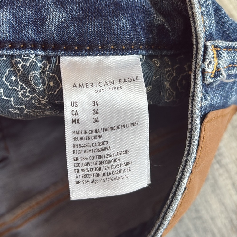 As new, American Eagle air flex distressed cutoff Jean shorts, size US 34 - Picture 3 of 10